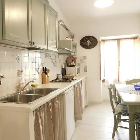 Dery Holiday La Torre *